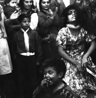 Fiesta gitana. Montjuïc, Barcelona, 1963 ©Archivo Colita Fotografía