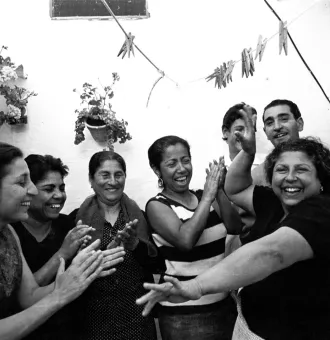 Fiesta en casa de Fernanda y Bernarda de Utrera, 1969. © Archivo Colita Fotografía